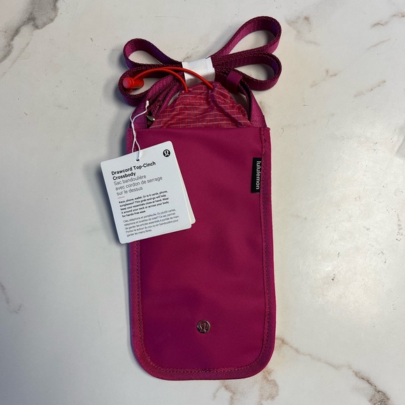 🍋 Lululemon 🍋 Drawcord Top-Cinch Crossbody NWT! Ripened Raspberry / Autumn Red - Picture 2 of 7